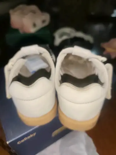 Sandalias blancas con flores para niñas - miniatura 2
