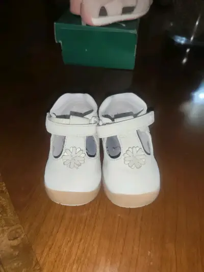 Zapatos de bebé blancos con flores - miniatura 1