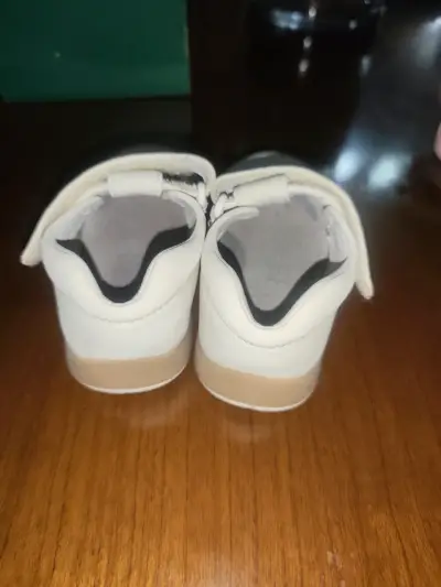 Zapatos de bebé blancos con flores - miniatura 2