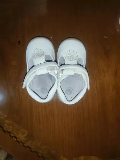 Zapatos de bebé blancos con flores - miniatura 3