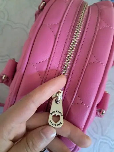 Cartera rosa acolchada con etiqueta - miniatura 3