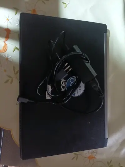 Notebook Acer con cargador - miniatura 1