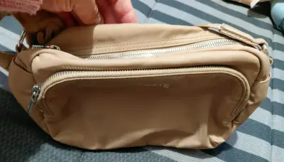 Bandolera Lacoste beige - miniatura 2