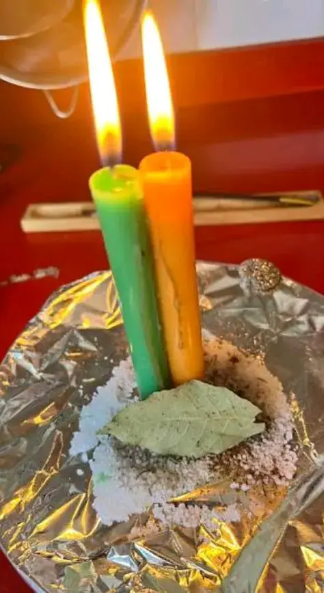 Velas verdes y amarillas encendidas