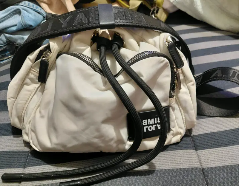 Bolso blanco con correas negras - 1