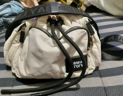 Bolso blanco con correas negras - miniatura 1