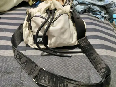 Bolso blanco con correas negras - miniatura 2