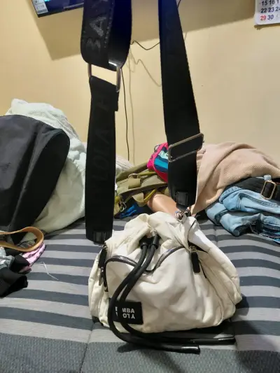Bolso blanco con correas negras - miniatura 3