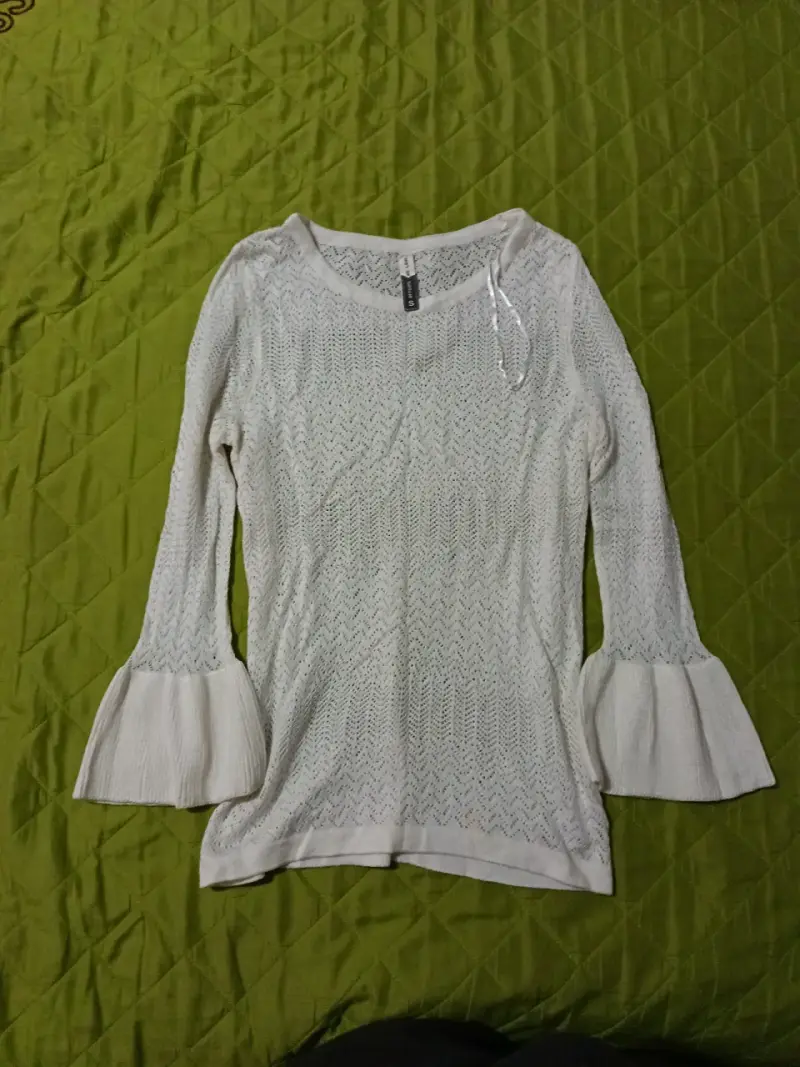 Sweater blanco con mangas acampanadas