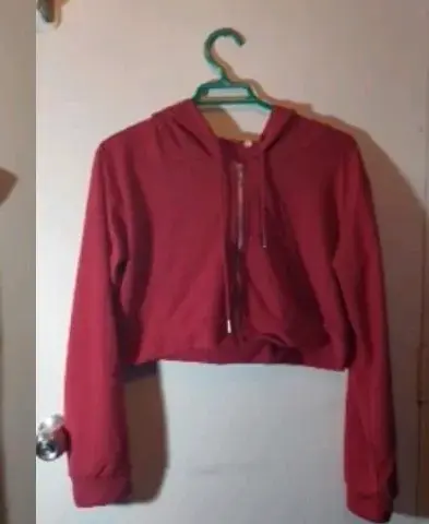 Polerón rojo con capucha