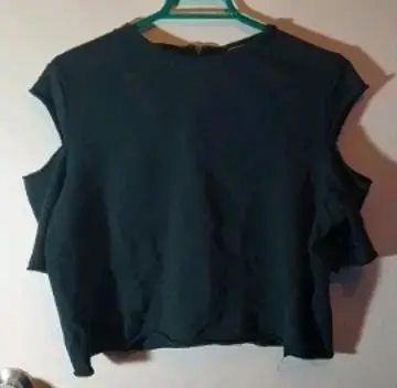 Polera negra hombros descubiertos