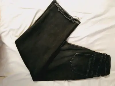 Jeans negros con borde deshilachado - miniatura 1