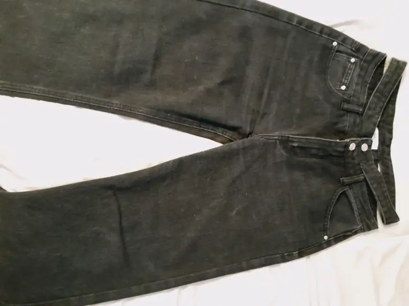 Jeans negros con borde deshilachado - 2