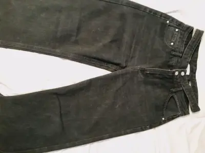 Jeans negros con borde deshilachado - miniatura 2