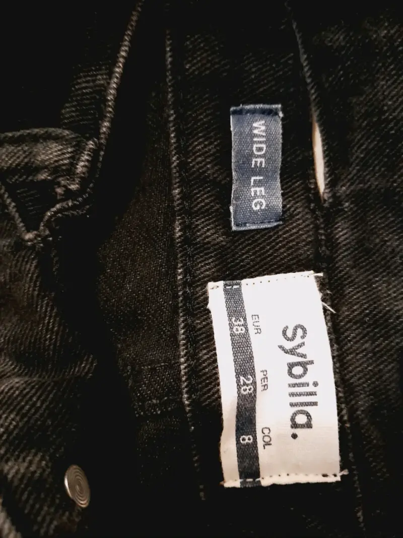 Jeans negros con borde deshilachado - 3