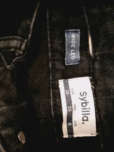 Jeans negros con borde deshilachado - miniatura 3