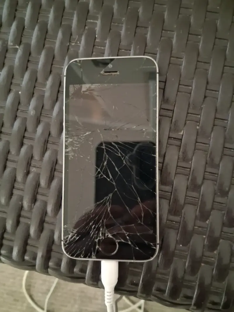 Iphone SE con pantalla rota - 1
