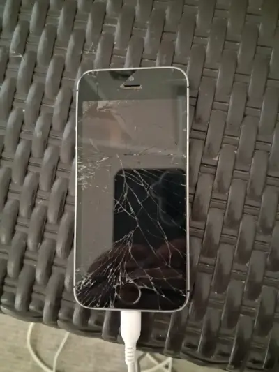 Iphone SE con pantalla rota - miniatura 1