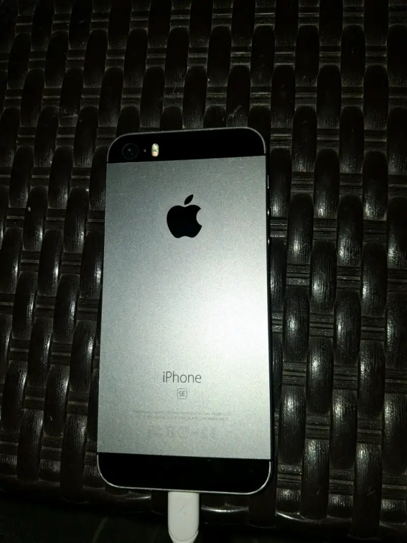 Iphone SE con pantalla rota - 2
