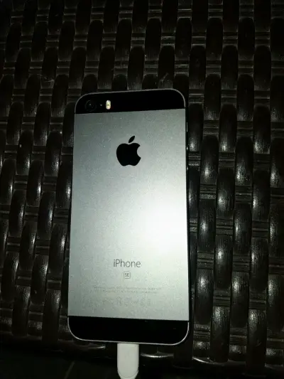 Iphone SE con pantalla rota - miniatura 2