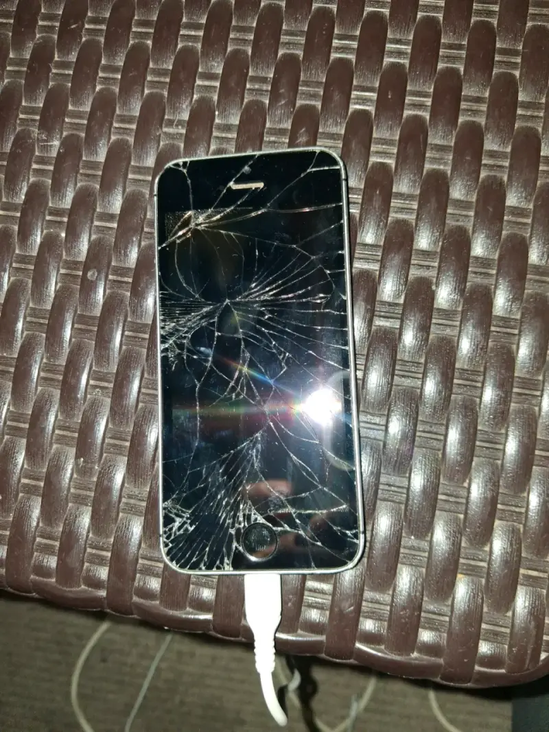 Iphone SE con pantalla rota - 3