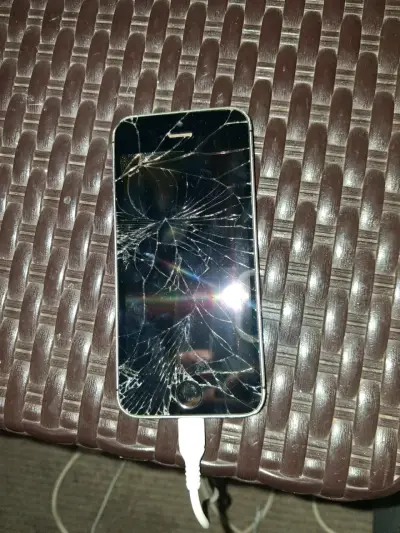 Iphone SE con pantalla rota - miniatura 3