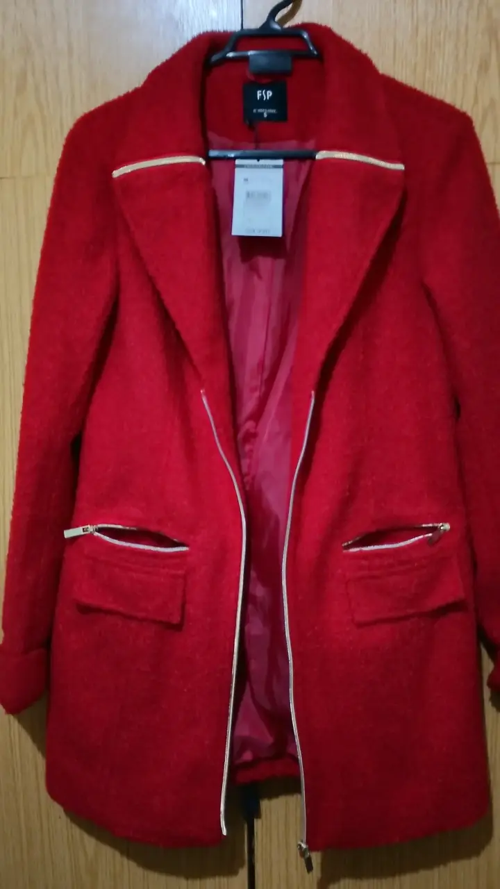 Abrigo rojo con bolsillos - 1