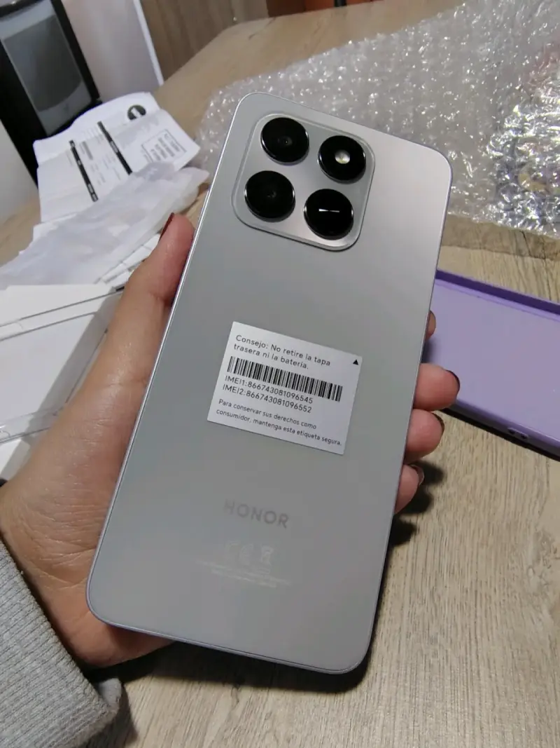 Smartphone Honor gris con triple cámara