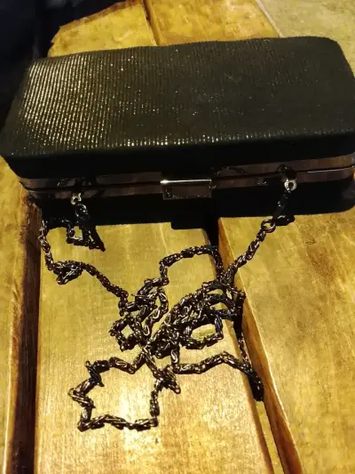 Cartera de noche negra con cadena - miniatura 2