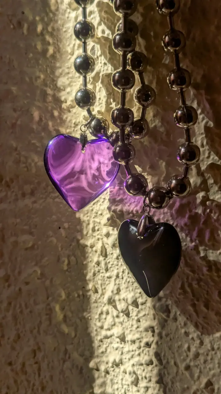 Collar con dije de corazón morado - 4