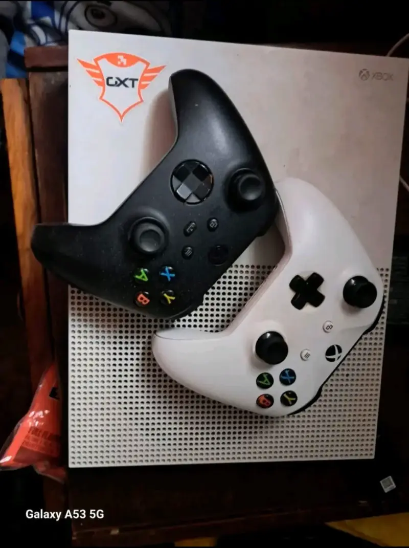 Consola Xbox con dos controles