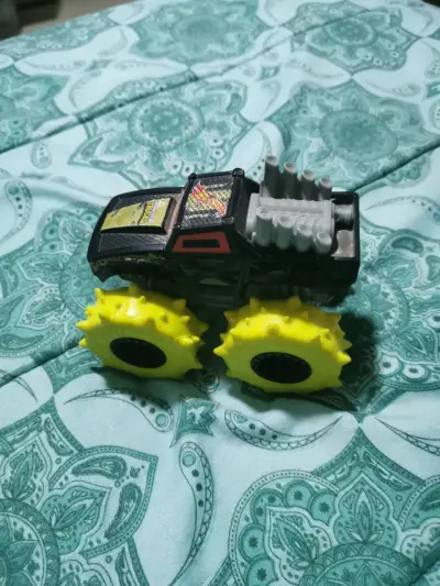 Camión monstruo de juguete - miniatura 1