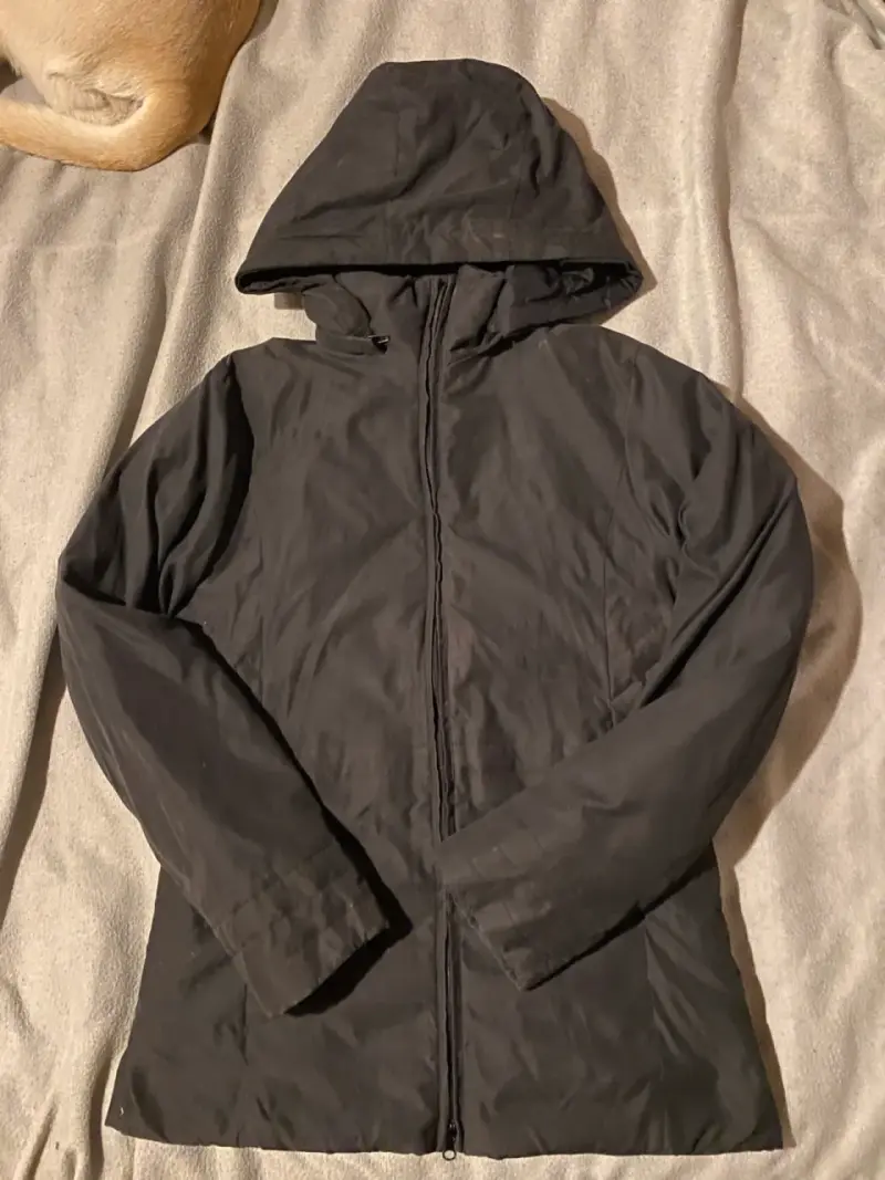 Chaqueta negra con capucha