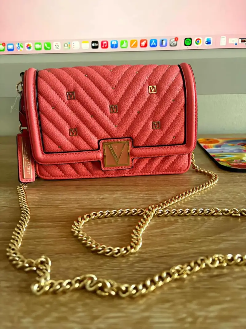 Cartera rosa con cadena dorada