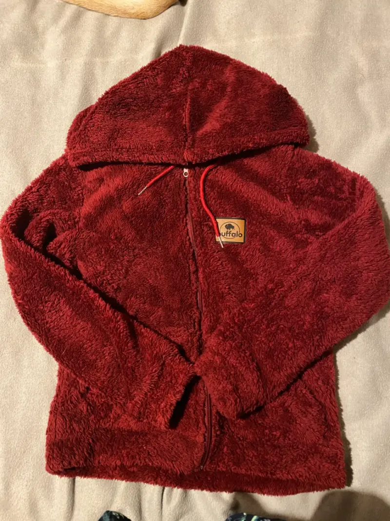 Chaqueta peluda burdeo con capucha
