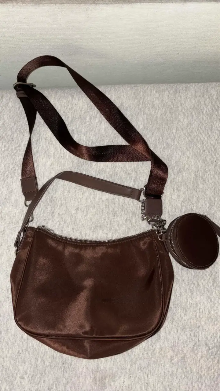 Bolso bandolera marrón con monedero