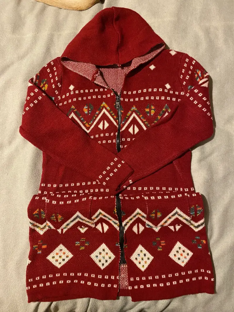 Chaqueta roja con capucha y diseño