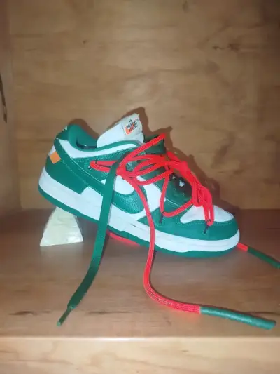Zapatillas deportivas verdes y blancas - miniatura 1
