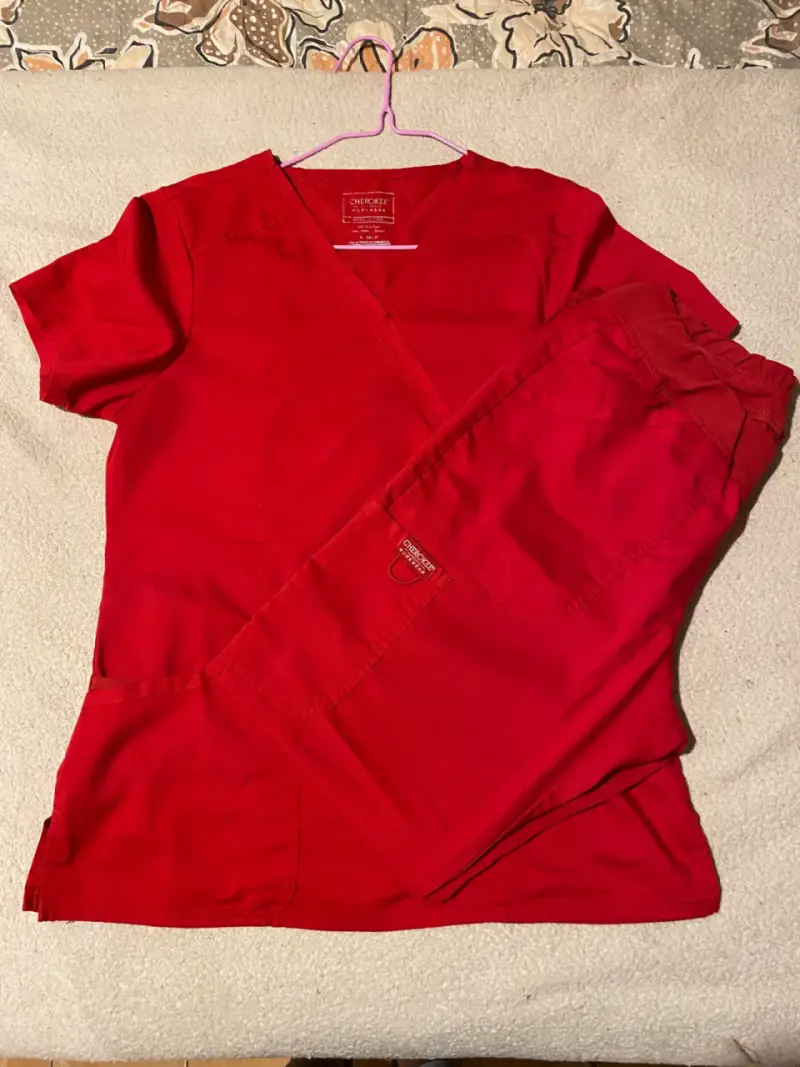 Conjunto médico rojo Cherokee