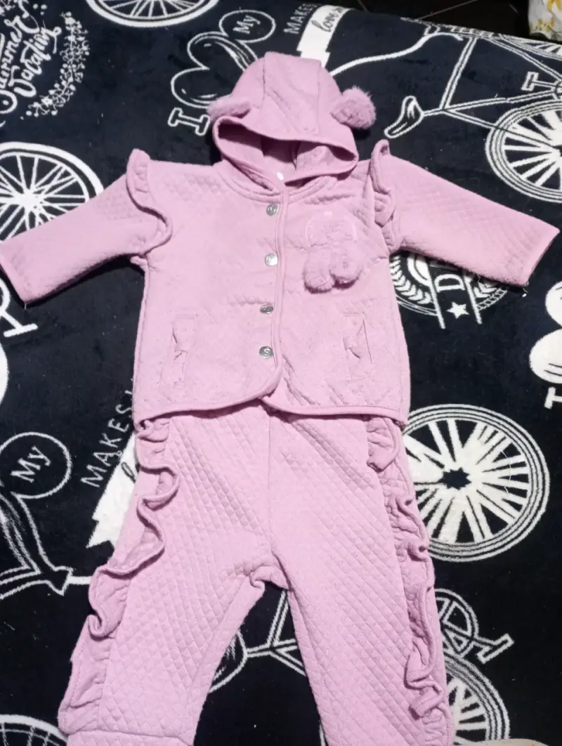 Conjunto rosa de bebé con capucha - 1