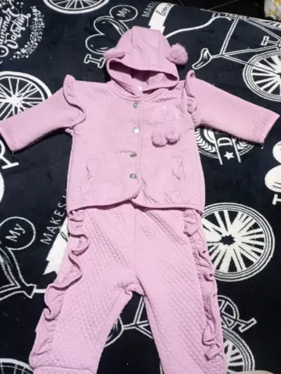 Conjunto rosa de bebé con capucha - miniatura 1