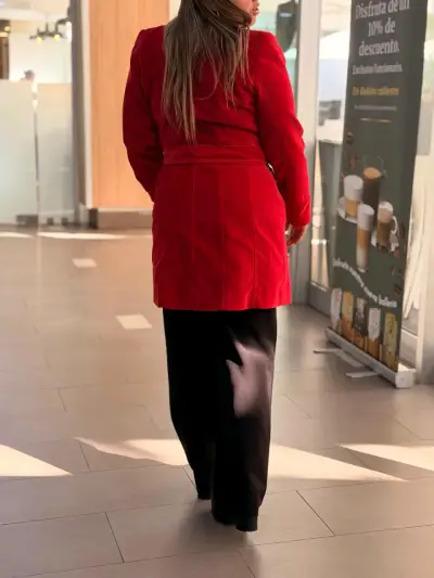 Abrigo rojo elegante aterciopelado - miniatura 2