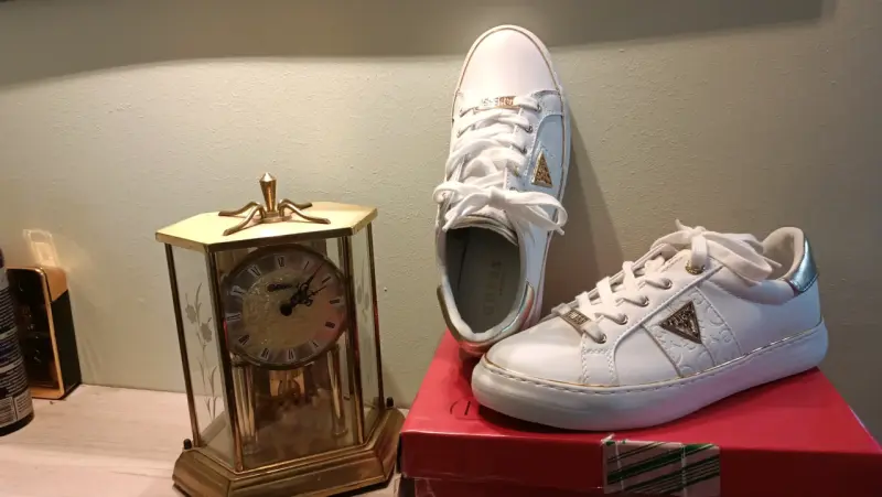 Zapatillas blancas Guess con detalles dorados - 1