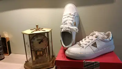 Zapatillas blancas Guess con detalles dorados - miniatura 1