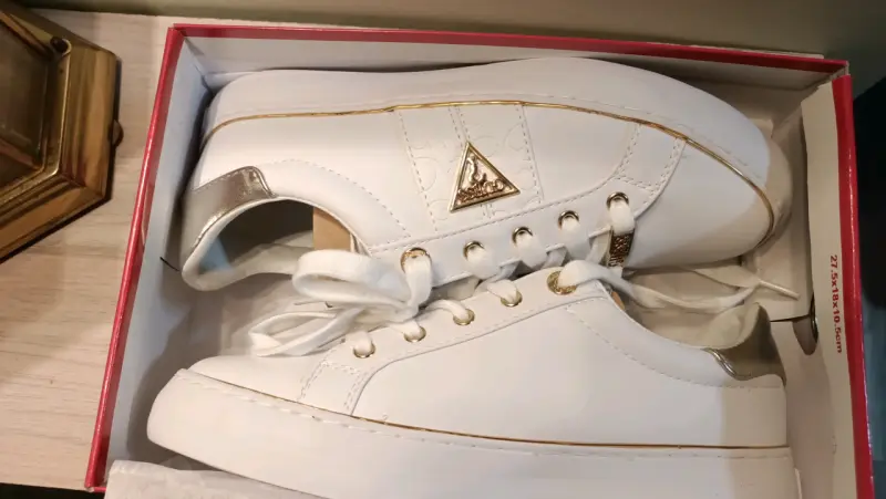 Zapatillas blancas Guess con detalles dorados - 2
