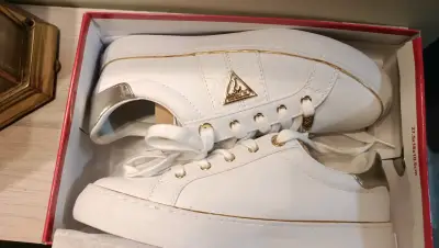 Zapatillas blancas Guess con detalles dorados - miniatura 2