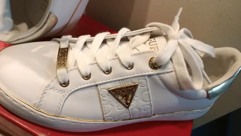 Zapatillas blancas Guess con detalles dorados - 3