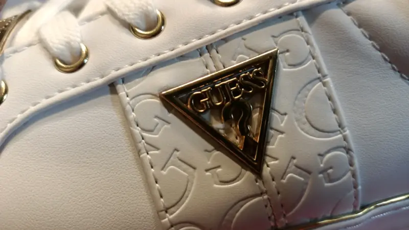 Zapatillas blancas Guess con detalles dorados - 4