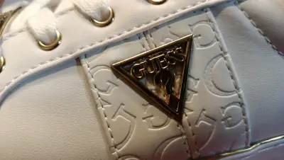 Zapatillas blancas Guess con detalles dorados - miniatura 4