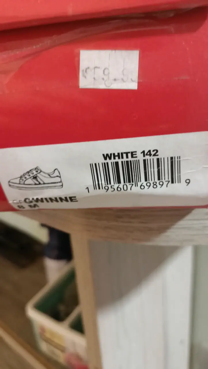 Zapatillas blancas Guess con detalles dorados - 5